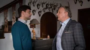 Thomas Singer (Mike Olsowski, l.) spricht mit Manfred Kaufmann (Hannes Hellmann, l.) über die Vorfälle im Hotel. Thomas Singer (Mike Olsowski, l.) spricht mit Manfred Kaufmann (Hannes Hellmann, l.) über die Vorfälle im Hotel.