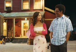 Bei einem Puppenspiel im Waisenhaus begegnet Norbit (Eddie Murphy, r.) seiner ersten Liebe Kate (Thandiwe Newton, l.) wieder und verliebt sich erneut in sie.