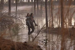 Mills (Adam Driver, r.) und Koa (Ariana Greenblatt, l.) m&uuml;ssen nach ihrer Bruchlandung auf ihrem Weg zu einer Rettungskapsel eine beschwerliche Reise durch die Wildnis auf sich nehmen, wobei viele Gefahren auf sie lauern.