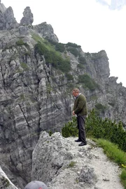 Um seinem Sohn das Leben zu retten, will sich Georg Sattler (Robert Giggenbach) das Leben nehmen.