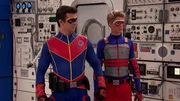 Captain Man, Ray Manchester (Cooper Barnes, l) und Henry Hart, Kid Danger (Jace Norman, r.)