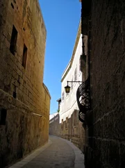 Gasse in Mdina, der früheren Hauptstadt Maltas. Auch genannt die stille Stadt. Hier leben die betuchteren Malteser. Gasse in Mdina, der früheren Hauptstadt Maltas. Auch genannt die stille Stadt. Hier leben die betuchteren Malteser.