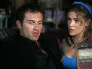 Cole (Julian McMahon, l.)  ist hin- und hergerissen zwischen seiner Liebe zu Phoebe (Alyssa Milano) und dem Ziel, seinen Vater zu befreien.
