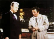 Lt. Columbo (Peter Falk, re.) kennt keine Ber&uuml;hrungs&auml;ngste und verh&ouml;rt den pensionierten und hochdekorierten Marine-General Martin Hollister (Eddie Albert).