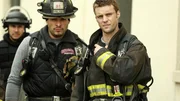 Joe Cruz (Joe Minosa) und Matthew Casey (Jesse Spencer, r.) werden zu einem Brand in einem Gefängnis gerufen. Doch der Einsatz wird zu einer gefährlichen Angelegenheit für das Team! Joe Cruz (Joe Minosa) und Matthew Casey (Jesse Spencer, r.) werden zu einem Brand in einem Gefängnis gerufen. Doch der Einsatz wird zu einer gefährlichen Angelegenheit für das Team!