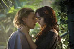 Die hitzk&ouml;pfige Clary (Lily Collins, r.) verliebt sich Hals &uuml;ber Kopf in den mysteri&ouml;sen Jace (Jamie Campbell Bower, l.), als sie ihm in einem New Yorker Club begegnet. Doch zwischen D&auml;monenk&auml;mpfen, der Suche nach ihrer vermissten Mutter und der Realisation, dass sie mehr ist als ein normales New Yorker M&auml;dchen, bleibt kaum Zeit f&uuml;r die Liebe ...