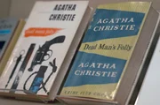 Erstausgaben von Agatha-Christie-Romanen, für die das Anwesen Greenway House als Inspirationsquelle diente. Erstausgaben von Agatha-Christie-Romanen, für die das Anwesen Greenway House als Inspirationsquelle diente.