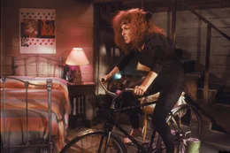 Im Keller der Entf&uuml;hrer h&auml;lt sich die Geisel Barbara Stone (Bette Midler) fit ...