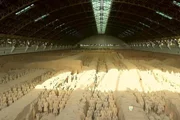 &Ouml;stlich von Xi'an befindet sich ein &uuml;berw&auml;ltigendes, weltweit einzigartiges Kulturdenkmal: die ber&uuml;hmte Terrakottaarmee. Sie bewacht das Mausoleum des Kaisers Qin Shihuangdi, der das Reich der Mitte einigte und als Vater der Seidenstra&szlig;e gilt.