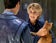 Narim (Garwin Sanford) hat als Bote eine Katze durch das Sternentor geschickt, der er kurz danach folgt. Sam (Amanda Tapping) hat seine Nachricht erhalten... Narim (Garwin Sanford) hat als Bote eine Katze durch das Sternentor geschickt, der er kurz danach folgt. Sam (Amanda Tapping) hat seine Nachricht erhalten...
