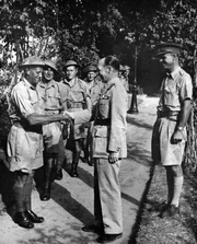 LE CAIRE, EGYPTE - 1941: Le roi Georges II de Grèce remerciant les néo-zélandais qui l'ont escorté de Crète jusqu'à son arrivée au Caire, Egypte. (Photo by Keystone-France\Gamma-Rapho via Getty Images) LE CAIRE, EGYPTE - 1941: Le roi Georges II de Grèce remerciant les néo-zélandais qui l'ont escorté de Crète jusqu'à son arrivée au Caire, Egypte. (Photo by Keystone-France\Gamma-Rapho via Getty Images)