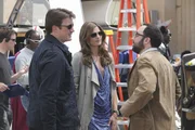 Am Filmset f&uuml;r "Heat Wave" stellt Castle (Nathan Fillion, l.) dem Regisseur Tony (P.J. Byrne, r.) Kate Beckett (Stana Katic, M.) vor, der sofort von ihr angetan ist.