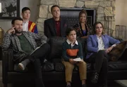 (v.l.n.r.) Will Cooper (Taran Killam); Miggy Park (Jake Choi); Douglas Fogerty (Brad Garrett); Graham D'Amato (Tyler Wladis); Poppy Banks (Kimrie Lewis); Angie D'Amato (Leighton Meester)