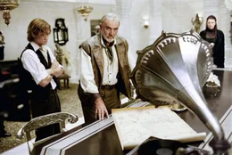 Agent Sawyer (Shane West, l.) und Allan Quatermain (Sean Connery) m&uuml;ssen sich einen Plan &uuml;berlegen, um ihren Gegenspieler, das Phantom, zu stoppen. Es will die Weltm&auml;chte Deutschland und Gro&szlig;britannien gegeneinander aufhetzen und so einen Weltkrieg inszenieren.