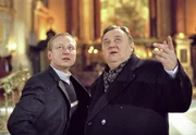 Gregor Ehrenberg (Dieter Pfaff , r.) will vom Sakristan im Michel (Christopher Zumbült, l.) wissen, wer die Orgel spielt. Gregor Ehrenberg (Dieter Pfaff , r.) will vom Sakristan im Michel (Christopher Zumbült, l.) wissen, wer die Orgel spielt.