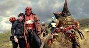 In Irland angekommen, treffen Liz (Selma Blair, l.), Hellboy (Ron Perlman, 2.v.l.), Johann (John Alexander, M. ) und Abe (Doug Jones, 2.v.r.) zuerst auf einen Troll, der ihnen nur zu gerne den Eingang zur "Goldenen Armee" zeigt - wenn er daf&uuml;r Hellboys Speer bekommt ...