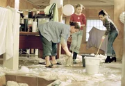 MDR Fernsehen DER DICKE FOLGE 5, "Unter Verdacht", am Freitag um 09:25 Uhr. &Uuml;berschwemmung in der Kanzlei: Gudrun (Katrin Pollitt, l.), Charlotte (Alina Liss, M.) und Yasmin (Burcu Dal, r.) im Gro&szlig;einsatz.