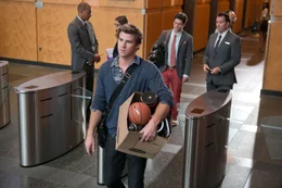 Was f&uuml;r eine Entt&auml;uschung! Statt endlich mit einer Idee gro&szlig; rauszukommen, verliert IT-Entwickler Adam Cassidy (Liam Hemsworth) seinen Job ...