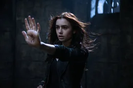 Als ihre Mutter entf&uuml;hrt wird, muss Clary (Lily Collins) feststellen, dass diese sie ihr ganzes Leben &uuml;ber belogen hat. Um Clary vor D&auml;monen und anderen Schattenwesen fernzuhalten, hat ihre Mutter ihr verschwiegen, dass sie beide Halbengel-Krieger sind. Als Schattenj&auml;ger ist es ihre Aufgabe, dunkle Wesen zu vertreiben - und nun wurde ihre Mutter Opfer genau eines solchen Wesens ...