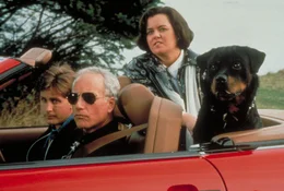 Zu Chris' (Richard Dreyfuss, M.) und Bills (Emilio Estevez, l.) gro&szlig;em Verdruss wird ihnen auch noch die Staatsanw&auml;ltin Gina Garrett (Cathy Moriarty, r.) vor die Nase gesetzt - doch damit nicht genug: Zur Tarnung m&uuml;ssen sie Familie mit ihr spielen ...