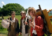 Zurück aus der Fremde: Max (Remo Schulze, re.) und seine Brüder Emil (Franz-Xaver Brückner, li.) und Jockel (Christian Polito, Mitte) sind mit den Geschenken ihrer Lehrmeister auf dem Heimweg. Das "Tischlein deck dich", den Goldesel und den "Knüppel aus dem Sack" haben sie bei sich. Zurück aus der Fremde: Max (Remo Schulze, re.) und seine Brüder Emil (Franz-Xaver Brückner, li.) und Jockel (Christian Polito, Mitte) sind mit den Geschenken ihrer Lehrmeister auf dem Heimweg. Das "Tischlein deck dich", den Goldesel und den "Knüppel aus dem Sack" haben sie bei sich.