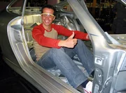 Willi Weitzel bei der Firma Porsche in Zuffenhausen bei Stuttgart. Hier erf&auml;hrt er, wie die Autos gebaut werden und setzt sich in den Rohbau eines Autos.
