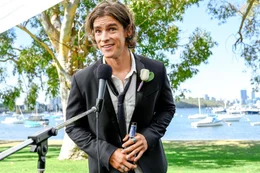 Devon (Brenton Thwaites) hat f&uuml;r die Hochzeit seines Bruders eine &Uuml;berraschung vorbereitet.
