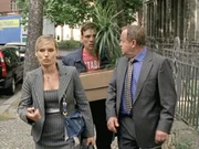 Bonhoff (Wolfgang Kehler, M.) und Kehler (Wolfgang Bathke) versuchen Tatjana Kreutz (Lucia Gailova) zu verhören. Doch Tatjana läßt die beiden nur ihre Akten tragen... Bonhoff (Wolfgang Kehler, M.) und Kehler (Wolfgang Bathke) versuchen Tatjana Kreutz (Lucia Gailova) zu verhören. Doch Tatjana läßt die beiden nur ihre Akten tragen...