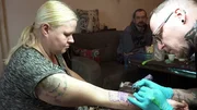Sandra lässt sich ein neues Tattoo auf den Unterarm stechen Sandra lässt sich ein neues Tattoo auf den Unterarm stechen