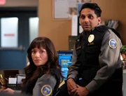 L-R: Grace Palmer als Victoria Sands und Ravi Patel als Amit Patel