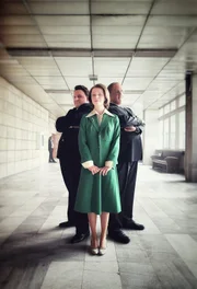 Franz-Josef Strau&szlig; (Paul Sedlmeir, l.) und Helmut Kohl (Jan van Weyde, r.) brauchen Hilfe. Sekret&auml;rin Frau M&uuml;ller (Nora Islei, M.) muss die beiden politischen Schwergewichte wieder aus dem Schlamassel ziehen.