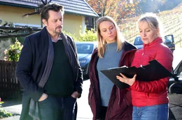 LKA-Kommissar Sascha Bergmann (Hary Prinz) mit Kommissarin Anni Sulmtaler (Anna Unterberger, Mitte) und Rechtsmedizinerin Eva Merz (Eva Herzig).