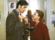 Dr. Schmidt (Walter Sittler) erkl&auml;rt Nikola (Mariele Millowitsch, r.), dass er erfahren hat, dass Hannes schwul ist (hinten Jenny Elvers).