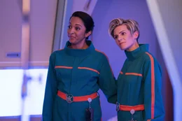 Celeste (Sunita Deshpande, l.); Tabby (Cameron Esposito, r.)