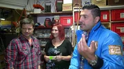 Marco Heuberg (li.), Karin und S&uuml;kr&uuml; Pehlivan beim Rundgang durch Haus, Lagerhalle und Garage