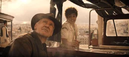 Indiana Jones (Harrison Ford, l.); Teddy Kumar (Ethann Isidore, r.)
