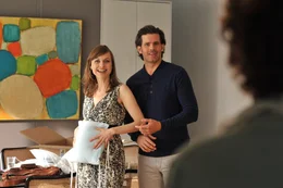 Anna (Nadja Becker, l.) und Michael (Steffen Groth, r.) gaukeln allen eine Schwangerschaft vor. Allerdings spitzt sich die Situation mit wachsendem Bauchumfang zu. K&ouml;nnen sie das turbulente Versteckspiel neun Monate lang durchziehen?; Anna (Nadja Becker, l.) und Michael (Steffen Groth, r.) gaukeln allen eine Schwangerschaft vor. Allerdings spitzt sich die Situation mit wachsendem Bauchumfang zu. K&ouml;nnen sie das turbulente Versteckspiel neun Monate lang durchziehen?