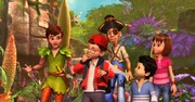 Inmitten einer bunten Landschaft sind gemeinsam unterwegs: Peter Pan, rechts &uuml;ber ihm fliegend: Tinker Bell, John, der sich gen&uuml;sslich die Finger schleckt, der Pirat Dagan mit gez&uuml;cktem Schwert, Michael und Wendy.