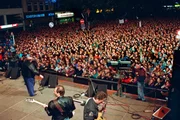 Auf dem K&ouml;lner Chlodwigplatz fand 1992 das Konzert "Arsch huh, Z&auml;ng ussenander!" vor 100.000 Zuschauern statt. Auf der B&uuml;hne J&uuml;rgen Zeltinger.