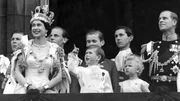 Die königliche Familie auf dem Balkon nach der Krönung von Elisabeth II., 1953. Die königliche Familie auf dem Balkon nach der Krönung von Elisabeth II., 1953.
