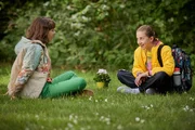 Annika (Merle Sophie Eismann, li.) und Nesrin (Julie Marienfeld, re.) besprechen ihre Prankzukunft.