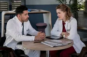 Dr. Elly Winter (Juliane Fisch, r.) und Dr. Ilay Demir (Tan Caglar, l.) beraten gemeinsam &uuml;ber ihre Patientin.
