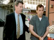 Im Auftrag des Teufels - Allen Blackthorne (re.) wird wegen Anstiftung zum Mord an seiner Ex-Frau Sheila zu einer lebenslangen Haftstrafe verurteilt. Im Auftrag des Teufels - Allen Blackthorne (re.) wird wegen Anstiftung zum Mord an seiner Ex-Frau Sheila zu einer lebenslangen Haftstrafe verurteilt.