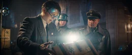 Vorne, v.li.: J&uuml;rgen Voller (Mads Mikkelsen), Weber (Thomas Kretschmann).