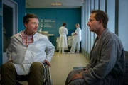 Dr. Lindberg (Hardy Krüger Jr., l.) ist überzeugt davon, dass Andreas Wagner (Niels Bruno Schmidt, r.) ihn absichtlich überfahren und damit in den Rollstuhl gebracht hat. Doch Wagner kann sich an die Nacht nicht mehr erinnern.