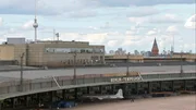 Ein unterhaltsamer Spaziergang durch das Berlin wie es einmal war. Von der Goldbroiler-Bar am Alex zum Aschinger am Zoo, vom Kulturpark Pl&auml;nterwald zu den legend&auml;ren B&uuml;hnen am Ku'damm. Prominente wie Jaecki Schwarz, Winfried Glatzeder, Ilja Richter und Julia Biedermann erinnern sich an das verschwundene Berlin. - Foto: Der stillgelegte Flughafen Tempelhof.