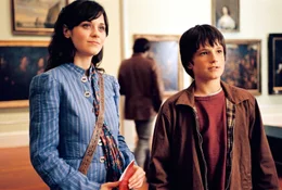 Jess (Josh Hutcherson, re.) und seine Lehrerin Ms. Edmunds (Zooey Deschanel) besuchen eine Kunstausstellung.