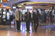Richard Castle (Nathan Fillion, l.) begleitet Javier Esposito (Jon Huertas, M.) und Kevin Ryan (Seamus Dever, r.) nach Atlantic City, wo sie in einem Mordfall ermitteln sollen.