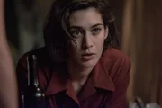 Die Widerstandsk&auml;mpferin Carla Monroe (Lizzy Caplan) entwickelt Gef&uuml;hle f&uuml;r die deutsche &Uuml;bersetzerin Simone Strasser.