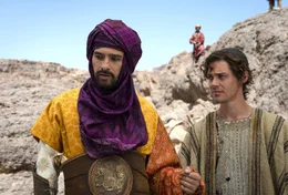 Der m&auml;chtige Schah (Oliver Martinez, li.) schlie&szlig;t Freundschaft mit Rob (Tom Payne).